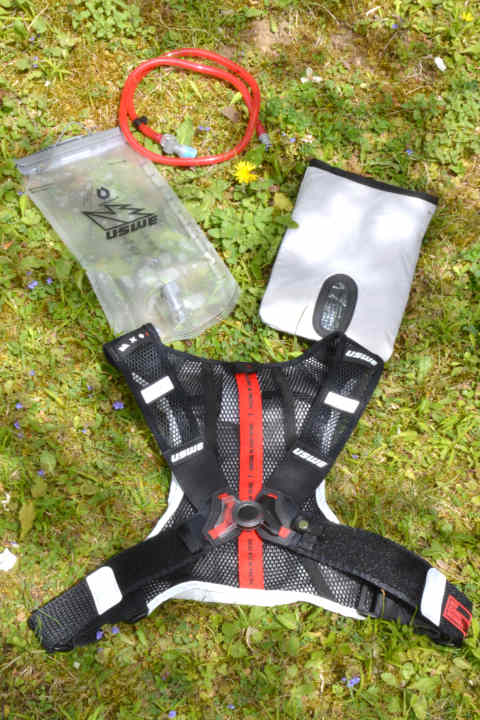 We tested the white version of the USWE Race 2.0 last summer and thought it was pretty good. The picture shows the package of rucksack, hydration bladder with tube and matching insulating cover.