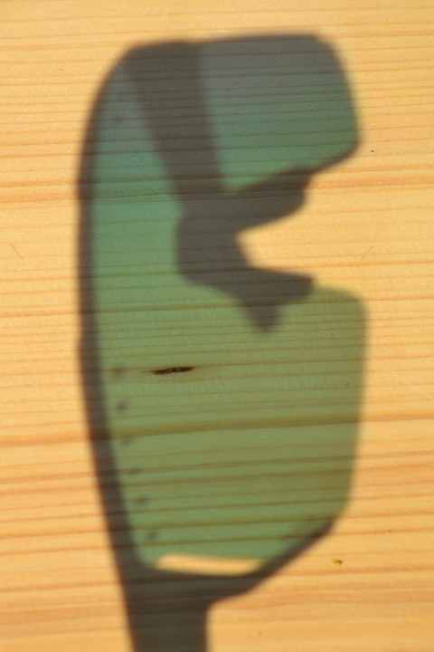 Im oberen Teil des Bildes wirkt die Tönung sehr blau, im unteren eher grün. Beim Tragen fällt entsteht der Eindruck am oberen und unteren Rand der Sonnenbrille.