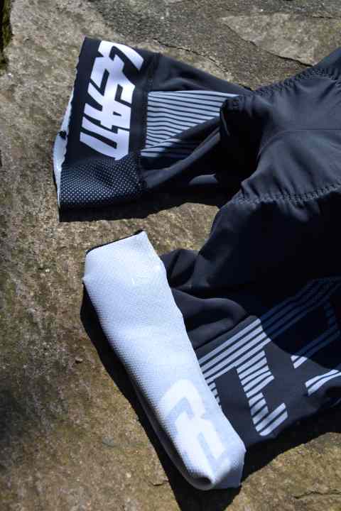 Die mit Silikon ausgestatteten Beinabschlüsse halten sehr gut an Ort und Stelle - lassen sich aber etwas schwer über die Bein ziehen.