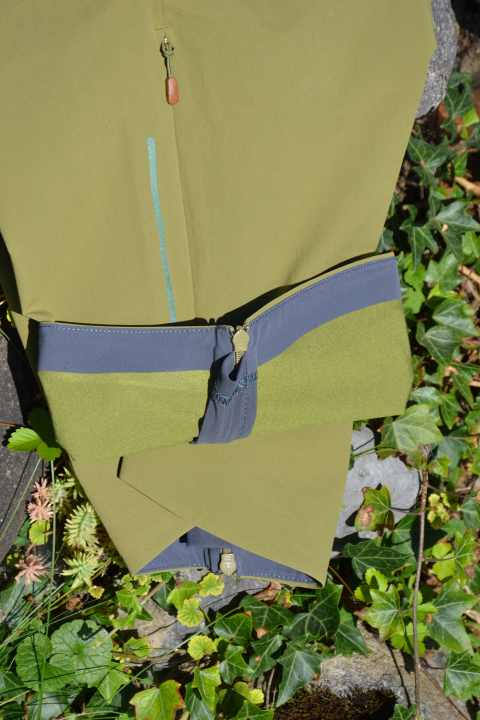 If the lower zip is all the way down, however, the metal hits your knee when you pedal - ouch, ouch, ouch, ouch
