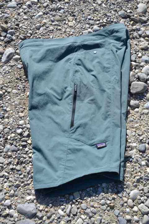 Die Zipper-Taschen sind super geräumig und sinnvoll - die mit dem Druckknopf eher für den Biergarten nach dem Ride.