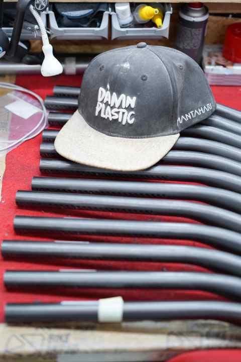 Whether carbon or metal has long since become a question of faith among cyclists. One thing is certain: in terms of the actual material properties, hardly anything beats well-made carbon.