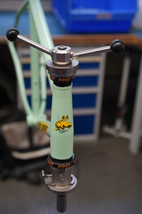 The first step is to press in the Chris King headset, for decades the cult part for all those who value sustainability and longevity. What an ingenious coincidence that the part is available in a version with yellow lettering.