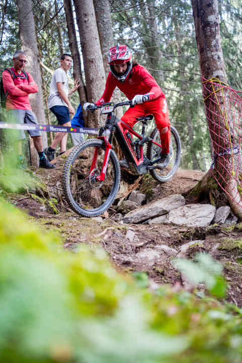 Yannick Pontal did not make it into the classification at the Les Gets season finale after two crashes.