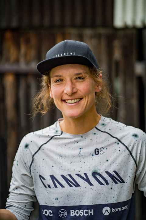 Racing isn't everything: the 34-year-old from the Allgäu studied to be a primary school teacher, is the mother of a two-year-old daughter, writes bike travel guides with her partner Max Schumann and talks about the bike scene in her podcast "MTB Pasta Party".