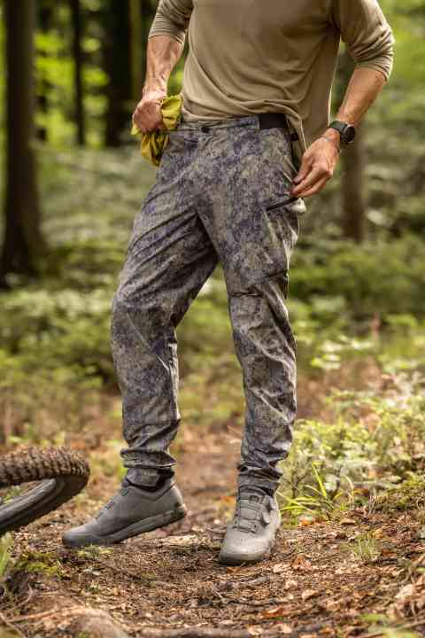The Patagonia Dirt Craft trousers match the <a href="https://www.awin1.com/cread.php?awinmid=11768&awinaffid=471469&clickref=B+Fox+Union+shoes+with+boa-closure&ued=https%3A%2F%2Fwww.rosebikes.de%2Ffox-union-boa-flat-mtb-flat-pedal-schuhe-2728617" target="_blank" rel="noopener noreferrer nofollow">Fox Union shoes with boa closure</a>*.