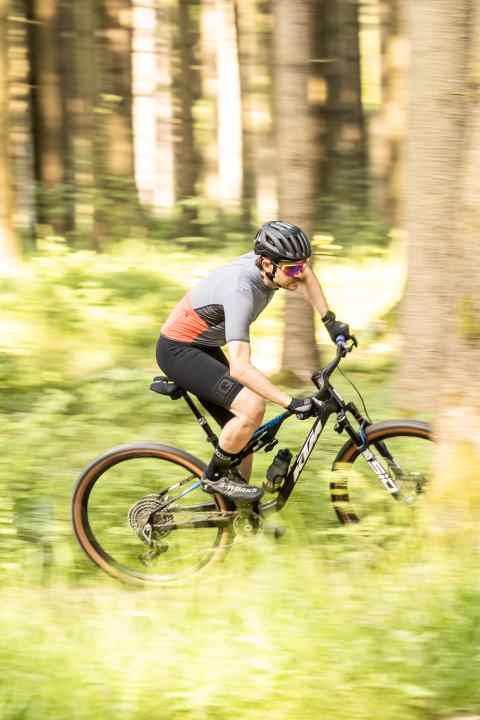 Test boss Peter Nilges tugs on the chain of KTM's noble sled. You have to love a bike this fast, because it
only knows one gear: full throttle! Relaxed rolling? Wrong field of application.