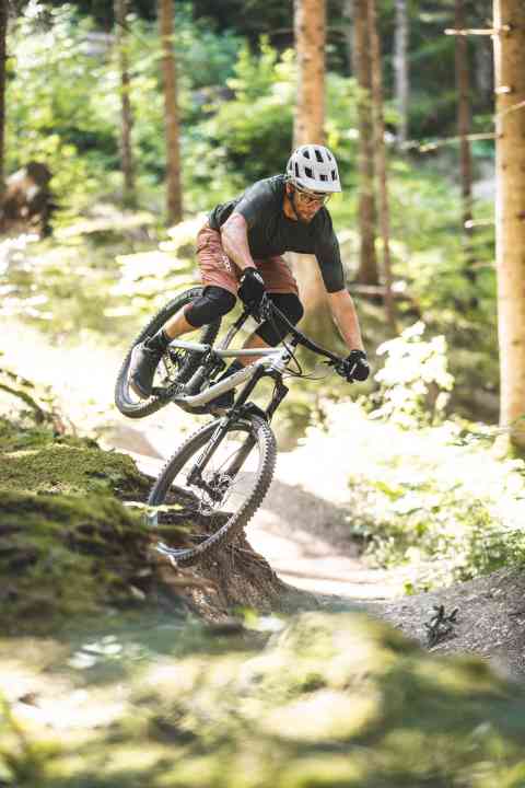 Always in top position: The Grin One impresses on the downhill with a balanced riding position.
