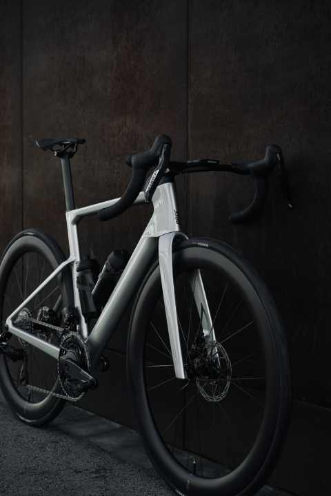 The down tube has been given a more pronounced aero profile. The front and seat tube are slightly slimmer and longer compared to the XLite, and the fork also looks more aerodynamic.
