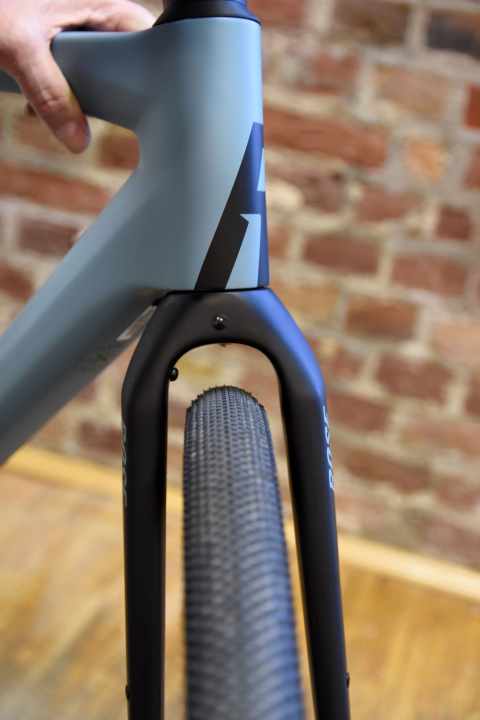 If you want wider tyres, check whether there is still enough clearance in the fork and rear triangle. Five millimetres is the minimum clearance that the tyre must have!