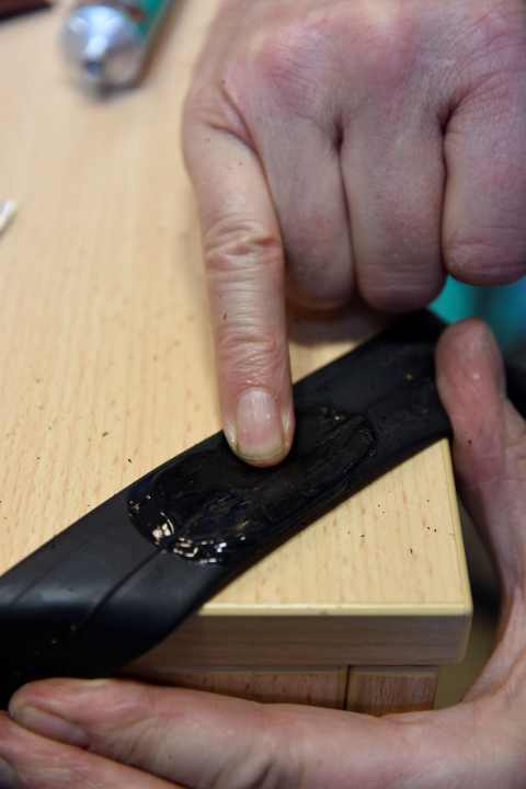 Then spread a small drop of vulcanising adhesive on this surface.