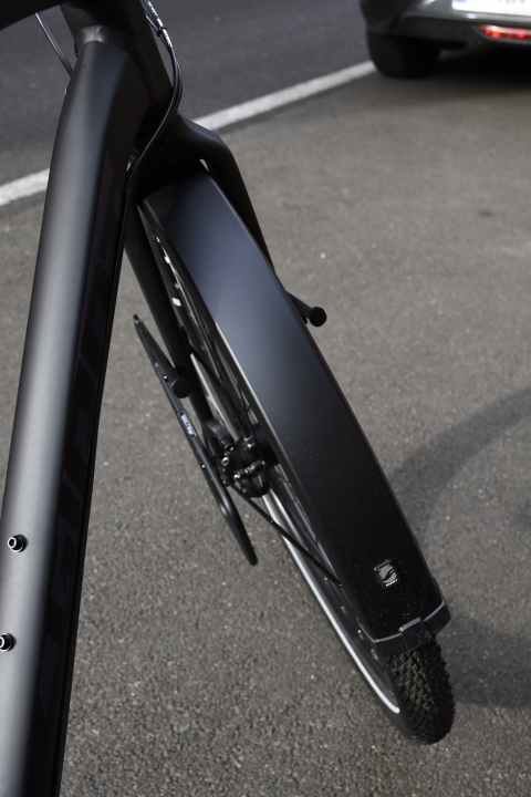 The massive SKS mudguards, which perfectly match the thick 50 mm tyres, make the frame appear even slimmer.