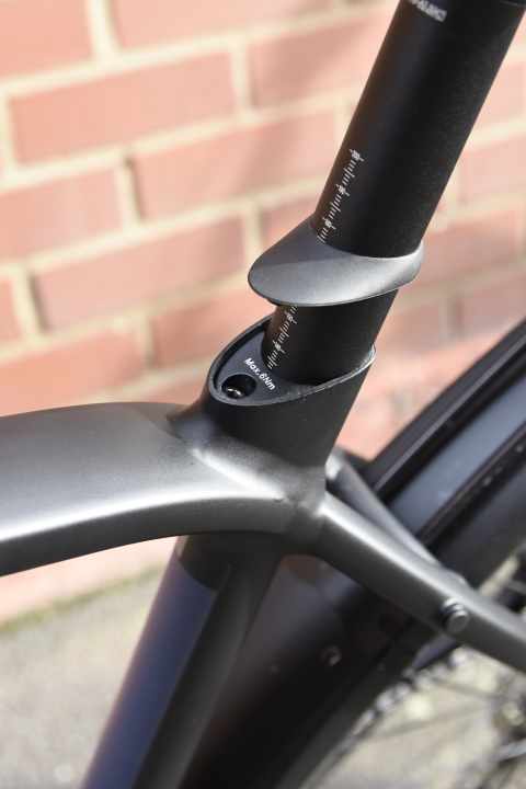 Design and function: The cover over the integrated clamping wedge is elegant, the long, slim seat post increases comfort.