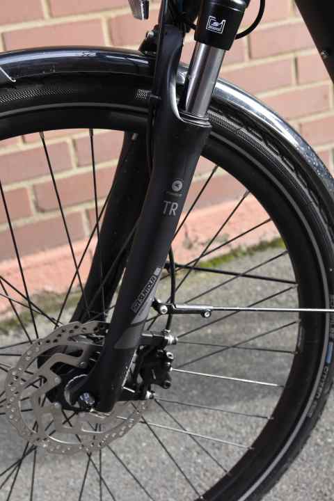Suspension forks are a contentious issue when there is a lot of weight in the saddle. However, the upright riding position relativises the pressure on the front wheel.