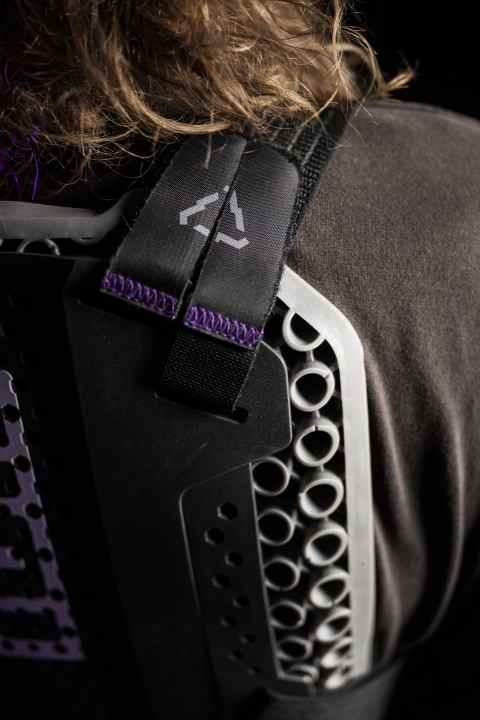 Sowohl an den Schultern als auch an den unteren Rippenbögen lässt sich der Arcon optimal an den Träger anpassen