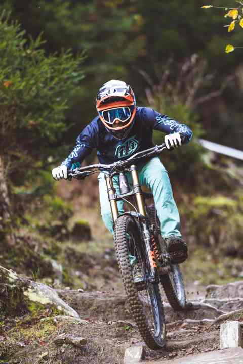 Roots, steps, drops - the Atherton is a real comfort supplier.