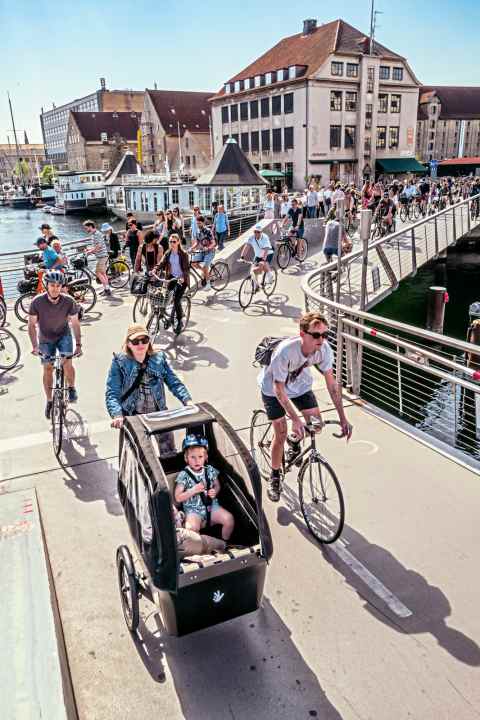 Radfahrer und Fußgänger in geordnetem Miteinander: Die Trangavsbroen verbindet die Innenstadt mit dem „Freistaat­ ­Christiania“.
