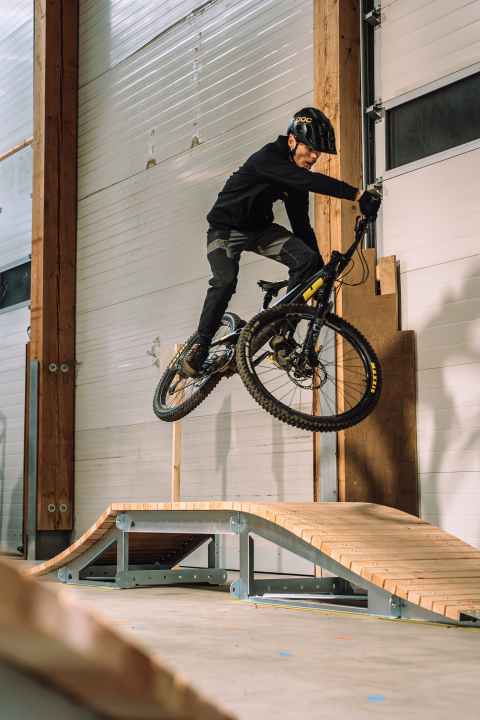 From pump track to jump line, Erfahrbar's indoor bike park is designed to offer many possibilities regardless of the weather. Special track elements have been constructed for this purpose.