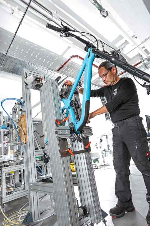 Auf unserem Fahrwerksprüfstand lassen sich nicht nur die maximalen Federwege, sondern auch die dazugehörigen Federkennlinien ermitteln. Auch die Raderhebungskurven der unterschiedlichen Hinterbausysteme lassen sich so aufzeichnen und überprüfen.