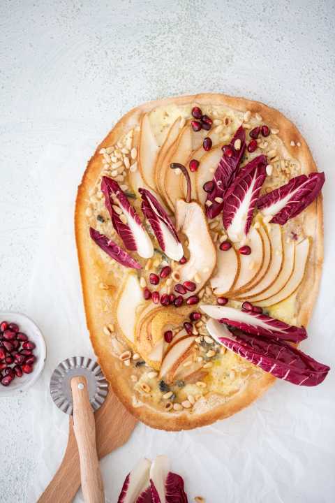 Flammkuchenteig gibt es fertig zu kaufen. Das Belegen und Backen geht schnell, das Ergebnis ist immer lecker.