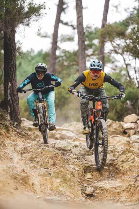 Zweifelsohne bieten die teuren Fahrwerkskomponenten von Fox und Rockshox eine gute Downhill-Performance. Hier sind beide elektronischen Systeme geöffnet.
