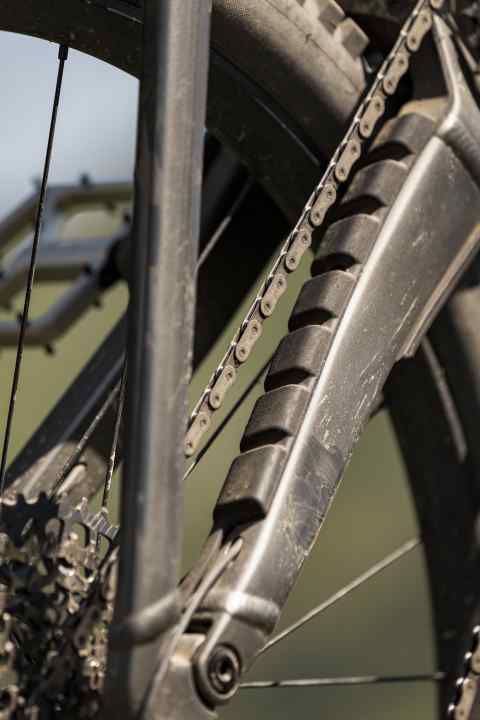 Psssssst! Die fetten Gummis auf der Kettenstrebe und Gummis im Akku-Fach sollen das Bike lautlos über den Trail huschen lassen. Wir sagen: sehr gut!
