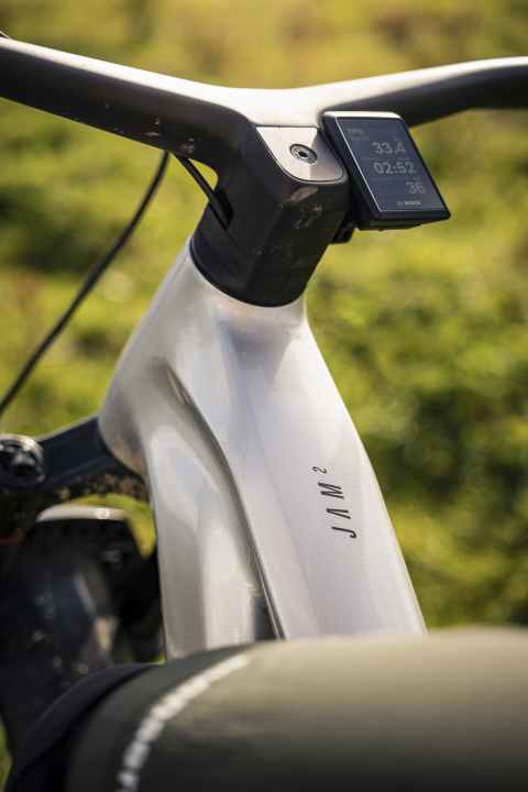 Cleane Optik: Die Lenker-Vorbau-Einheit sieht super schick aus und bietet mit 800er-Lenkerbreite das Maximum an Kontrolle.