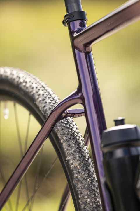 Das neue Gravelbike von Focus kommt mit einer Reifenfreiheit von bis zu 53 Millimetern.