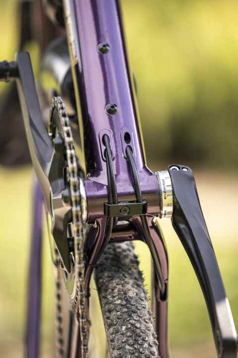 The aluminium frames of the new Focus gravel bike also come with integrated cable routing.