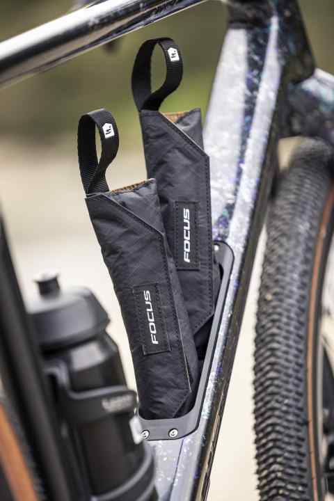 Ins Rahmenstaufach der Carbon-Gravelbikes passen bis zu zwei Zubehör-Taschen.
