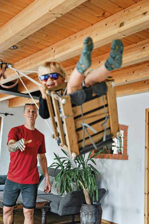 Vollgas auf Family: Nach den Trainingslagern und Rennen genießt es Johannes Fischbach, zusammen mit 
seinem dreijährigen Sohn Gas zu geben.