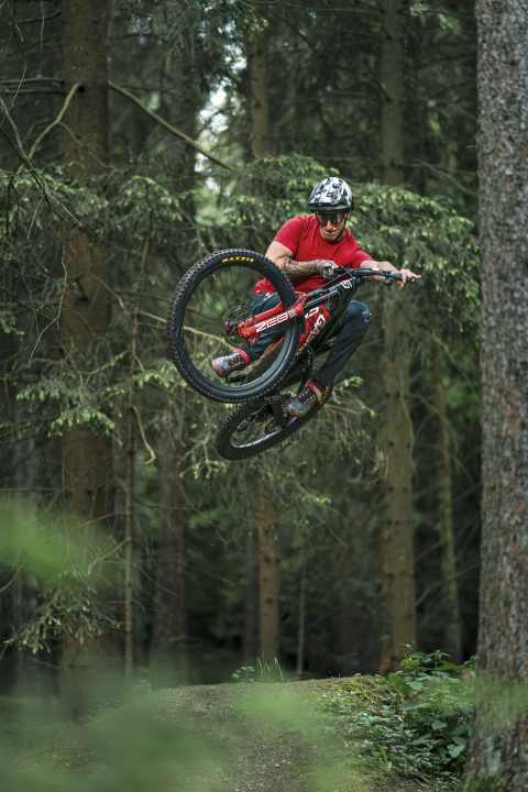 So kennen wir ihn: Johannes Fischbach. 5 x Deutscher Meister Four-Cross-MTB; 3 x Deutscher Meister MTB-Downhill...