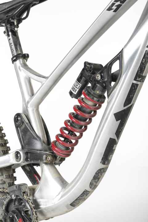 Besser härter: Alutech lieferte das Bike mit einer 450er-Feder. Den Testern (ca.82 Kilo Einsatzgewicht) war das viel zu weich.