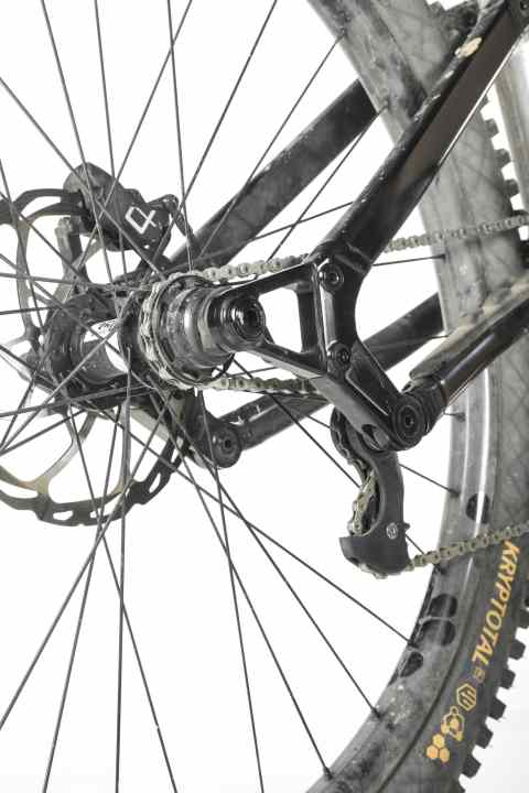 Hinten ohne: Ja, was ist denn da los? Kavenz hat aufs Schaltwerk verzichtet. Denn wo nix schaltet, kann nix klemmen. Das senkt die Pannenanfälligkeit und das Gewicht.