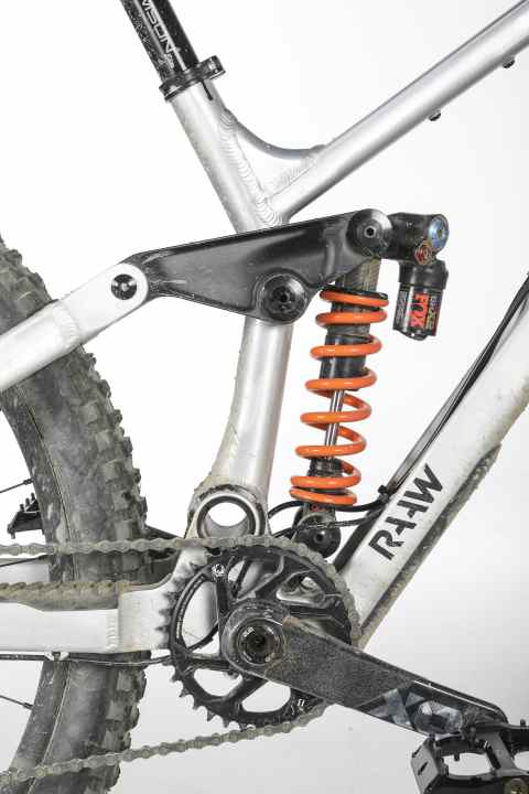 Markant: Das XXL-Lager oberhalb des Tretlagers soll einen langen, beschwerdefreien Einsatz garantieren. Der Aufbau mit Fox-Factory-Fahrwerk und leichten Newman-Laufräder liegt auf Top-Modell-Niveau wie bei der Testkonkurrenz.