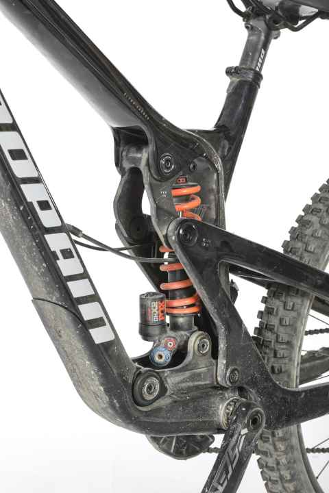 Beruhigungsmittel: Der Hinterbau überzeugte uns erneut, besonders bei kleinen, schnellen Schlägen saugt das Heck die Stöße weg wie kein anderes Bike. Ein Tester notierte: "Wenn ein 24-Stunden-Downhill, dann mit dem Propain!"
