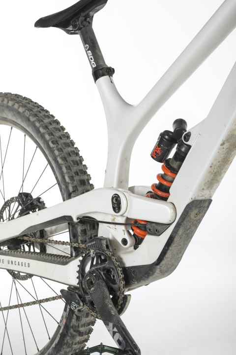 Tiefer Schwerpunkt: Der Dämpfer ist schön nah am Tretlager eingeschachtelt für ein Plus an Fahrstabilität. Per Flipchip kann man die Chassis in den Positionen Low und Superlow fahren.