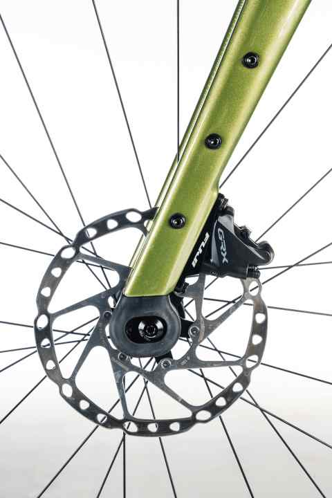 The wheelbase and steering angle can be adjusted by means of a reversible dropout in the fork, although this has little effect on the steep steering angle of the Fuji Jari.