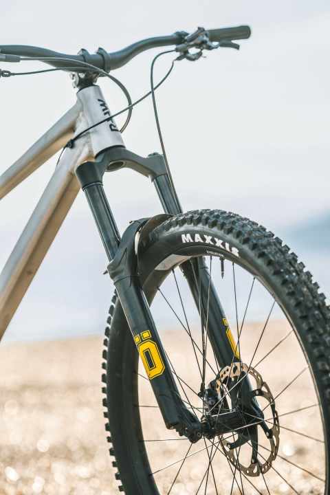 Selten waren abfahrts­lastige Bikes so konse­quent bereift wie die Modelle in diesem Test. An den Bikes von Raaw und Last drehen sich an der Front Maxxis-Reifen mit super griffiger Maxxgrip-Gummi­mischung.