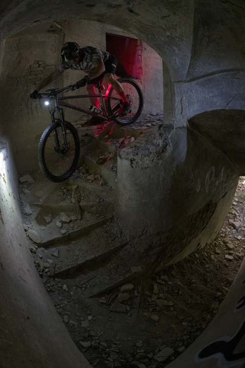 On a discovery tour: David manoeuvres the freeride hardtail down the stairs.