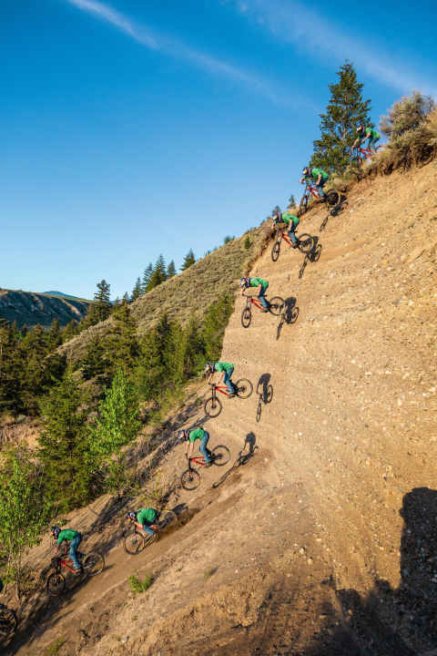 "The fender flew off, the GoPro flew off, the cranks and pedals dug into the ground, my helmet hit the stem and my saddle buckled. I hadn't imagined the impact would be so violent," says Brage.