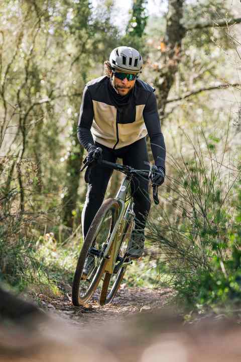La veste Adventure Vest Fleece Unisex de Gonso en action