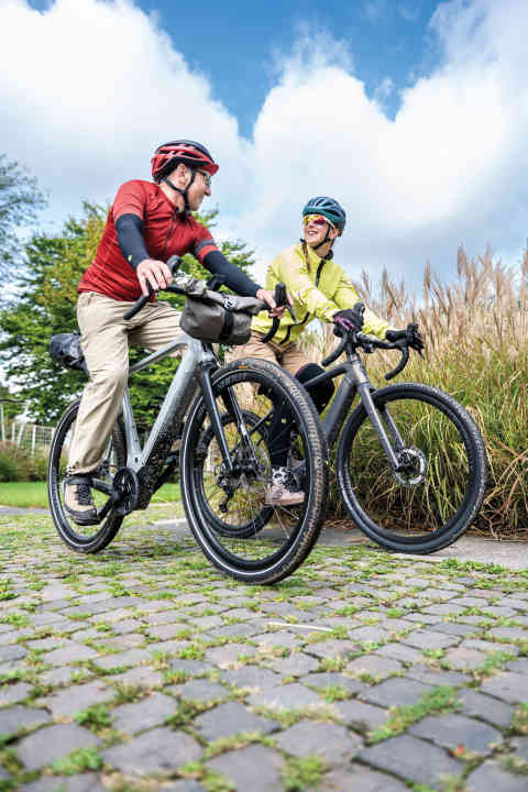 We can do more than just gravel: with tyres up to 45 mm wide, gravelers are also fun on cobblestones.