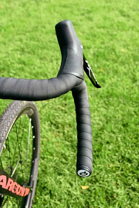 The wide flare of the handlebars places the brake levers at a fairly oblique angle, does not affect their function, but looks very strange.