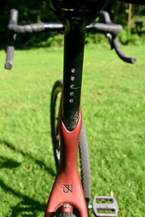 The test bikes were ordered "naked", but such deeply integrated lights are difficult to remove. The front counterpart is emblazoned on the stem.
