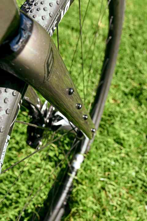 Not standard on high-end racers: fork, top tube, down tube and rear triangle offer practical threads for luggage, bottles and plates.