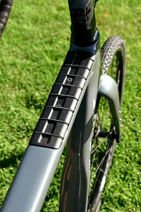 The "snack bar" on the top tube is even more practical than various small bags. Rubber bands hold bars better than hard tools. Top idea!