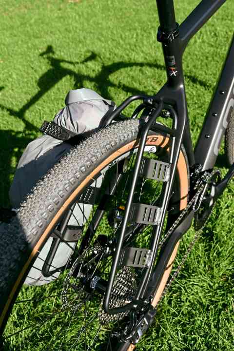 Das steife Adventure Rack gibt’s für rund 40 Euro als Zubehör, es nutzt die Gepäckträgeraufnahmen für zwei smart vertäute Drybags. Top!