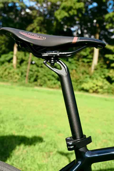 The filigree split seat post ensures a high level of comfort, just like the frame and wheels. Quickly adjustable seat height thanks to quick release.