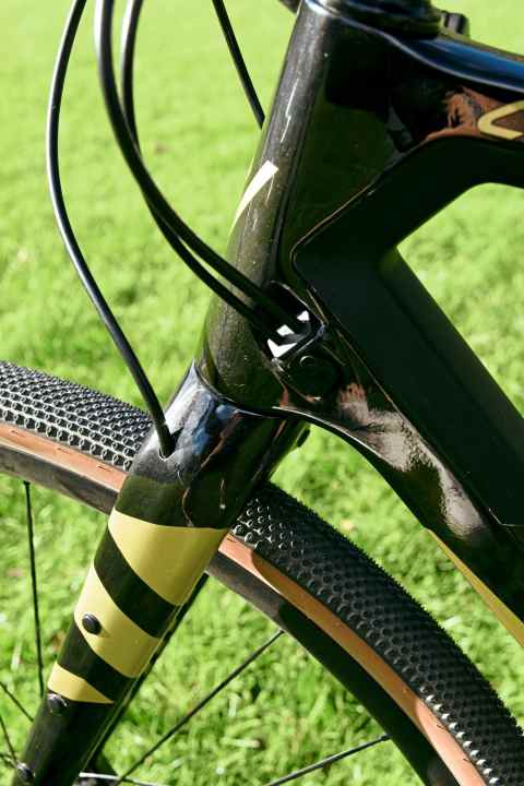 The angular spars of the carbon frame in matt black/gold look elegant, the cables unfortunately rattle in the down tube from time to time.